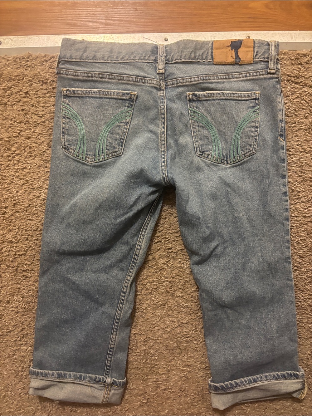 Hollister Women's 7 Mid Wash Cropped Jeans Green Embroidered Design Back Pocket - Picture 9 of 9